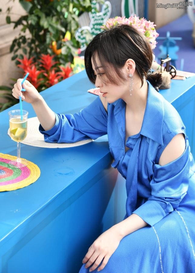 张靓颖脚踩凉高跟出席商业活动 伴舞的小姐姐们腿不错(8/8)