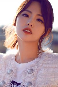 张嘉倪牛仔热裤修长笔直大美腿能看到汗毛