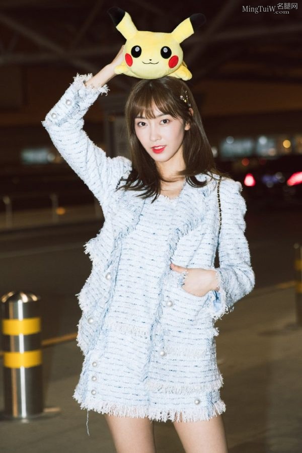 甜美的少女宣璐穿小白鞋在机场街拍照片(5/9)