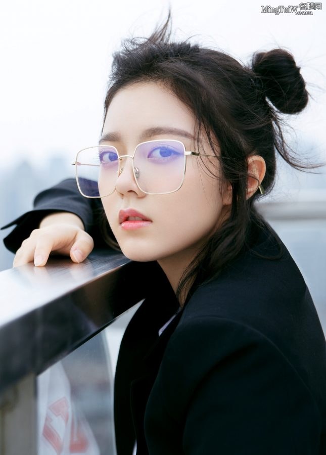 赵今麦身穿西装配不对称运动裤显露美腿 带上眼镜更显可爱萌(8/20)