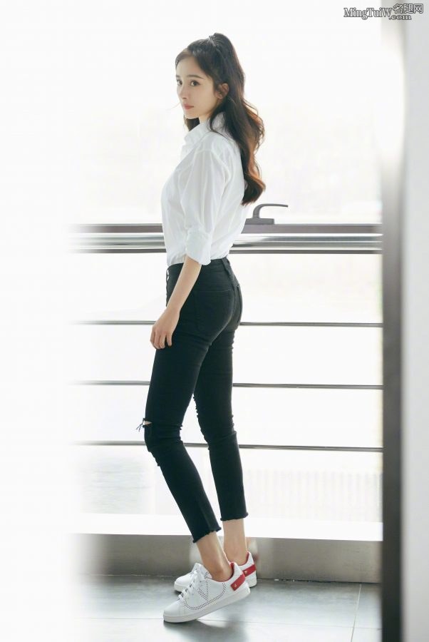 杨幂的紧身牛仔裤展露纤细美腿和圆润小屁屁(4/14)