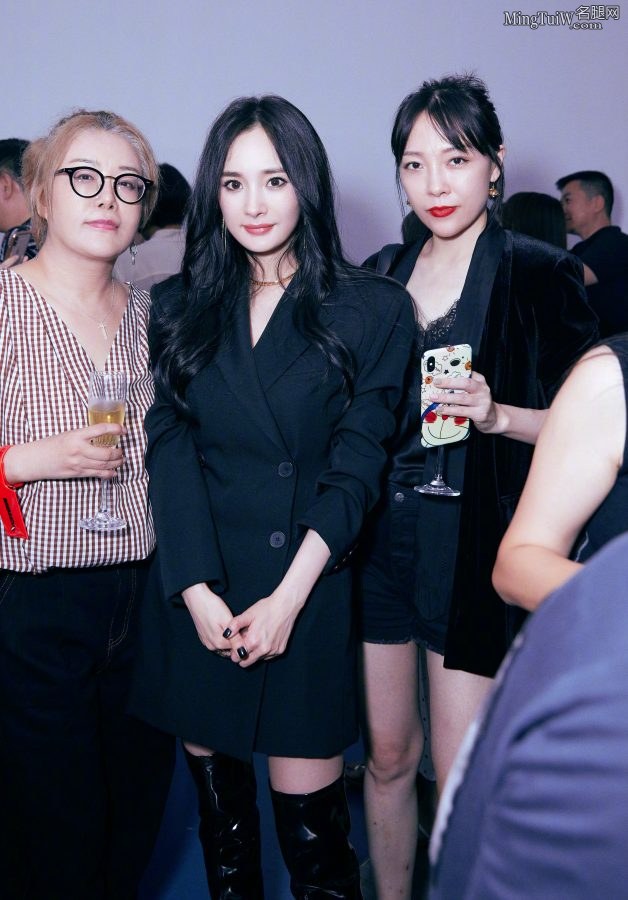 靴控福利来了 杨幂身着西装短裙和漆皮长靴秀美腿(8/26)