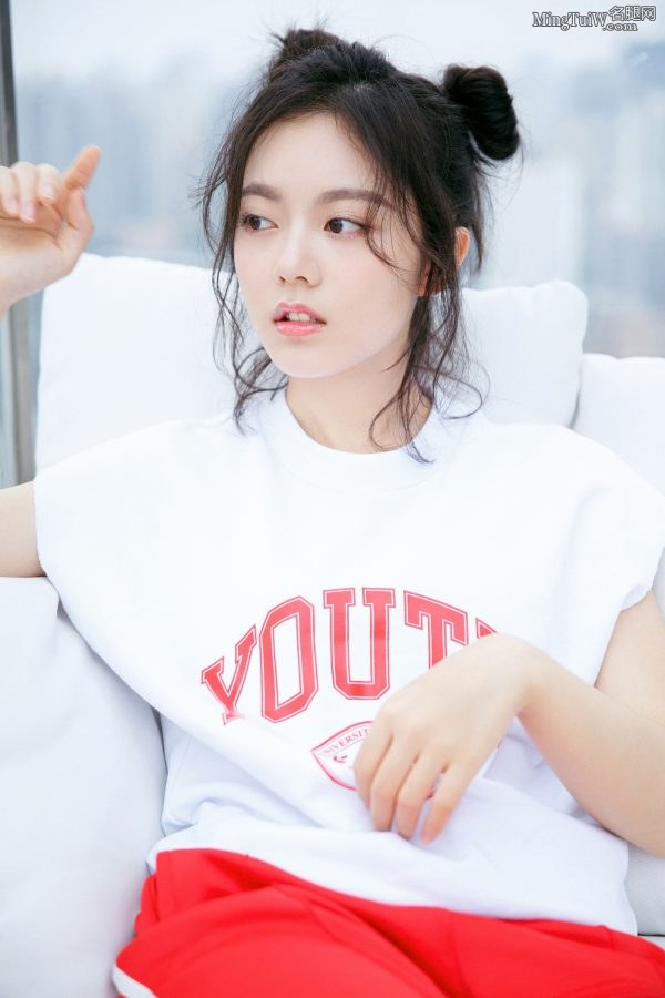 赵今麦身穿西装配不对称运动裤显露美腿 带上眼镜更显可爱萌(15/20)