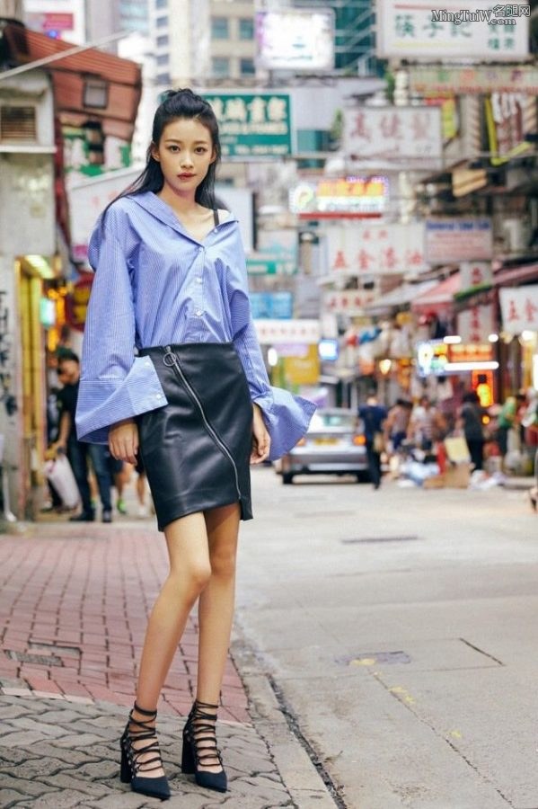 孙怡脚踩高跟鞋戴眼镜街拍图(1/4)