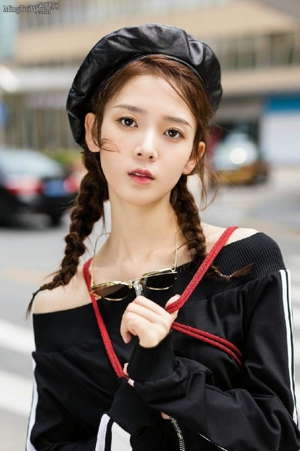 妹子陈瑶美足穿拖鞋过斑马线(7/7)