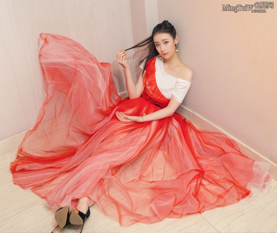 杨祺如的细高跟鞋底太美(1/10)