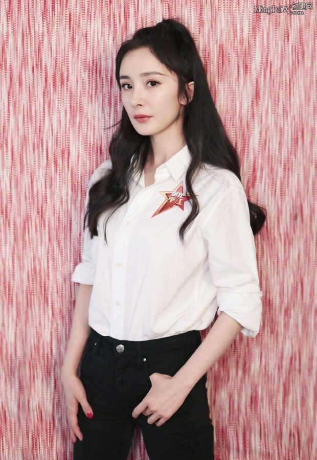 杨幂的紧身牛仔裤展露纤细美腿和圆润小屁屁(6/14)