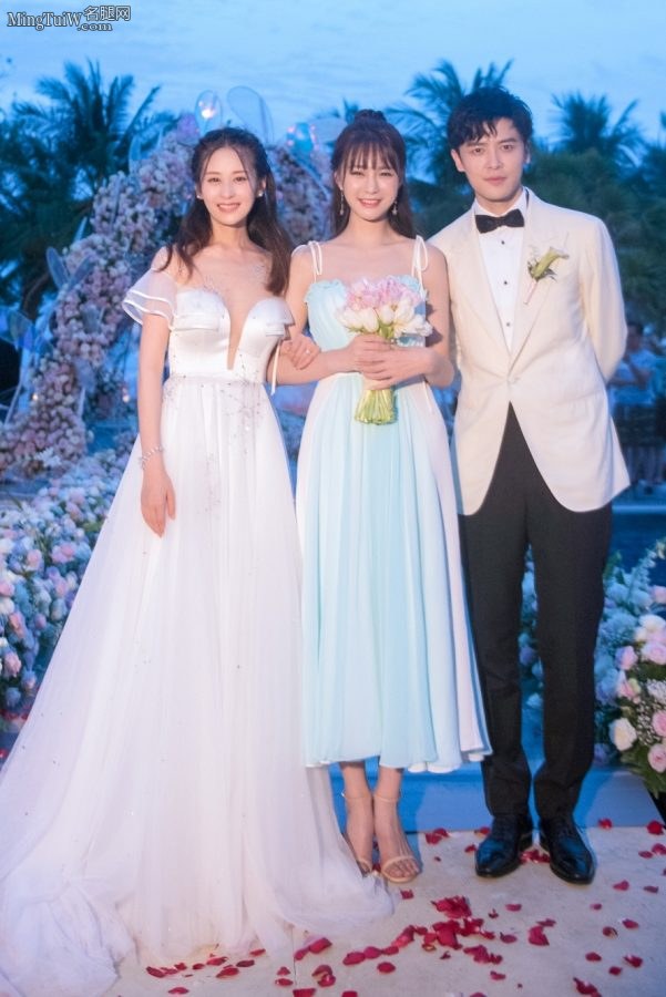 沈梦辰给颖儿当伴娘 大白腿抢了新娘的风头(6/9)