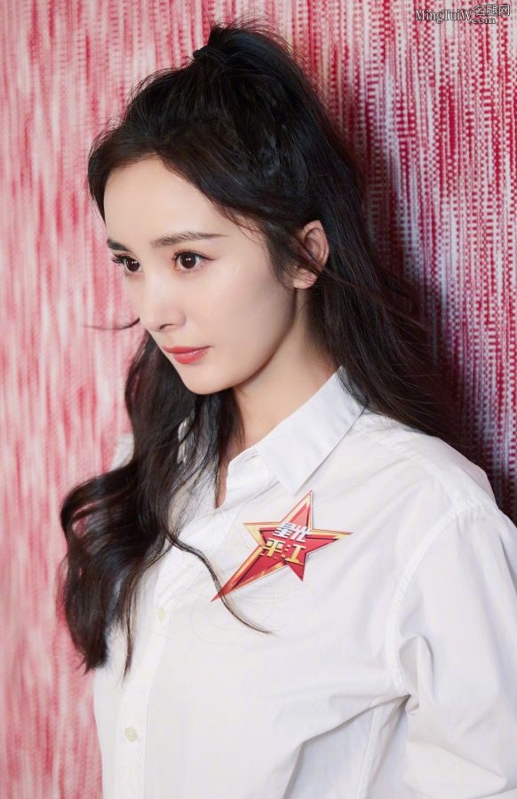 杨幂的紧身牛仔裤展露纤细美腿和圆润小屁屁(8/14)