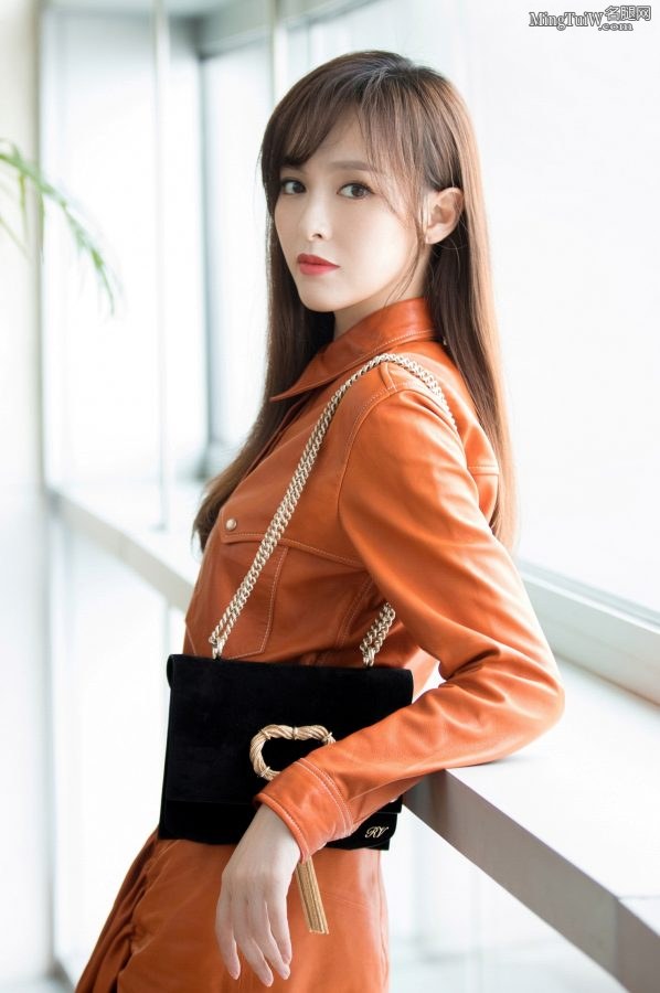 美腿小姐姐唐嫣拿起一支高跟鞋让你欣赏(17/18)