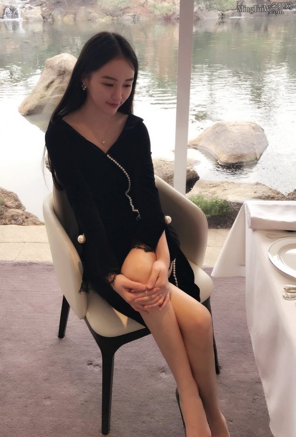 汽车之家美女主持人小存存的纤细美腿(2/2)