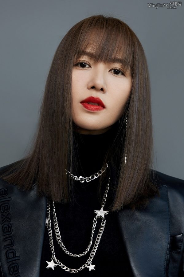 酷帅的美腿女歌手谭维维(3/5)