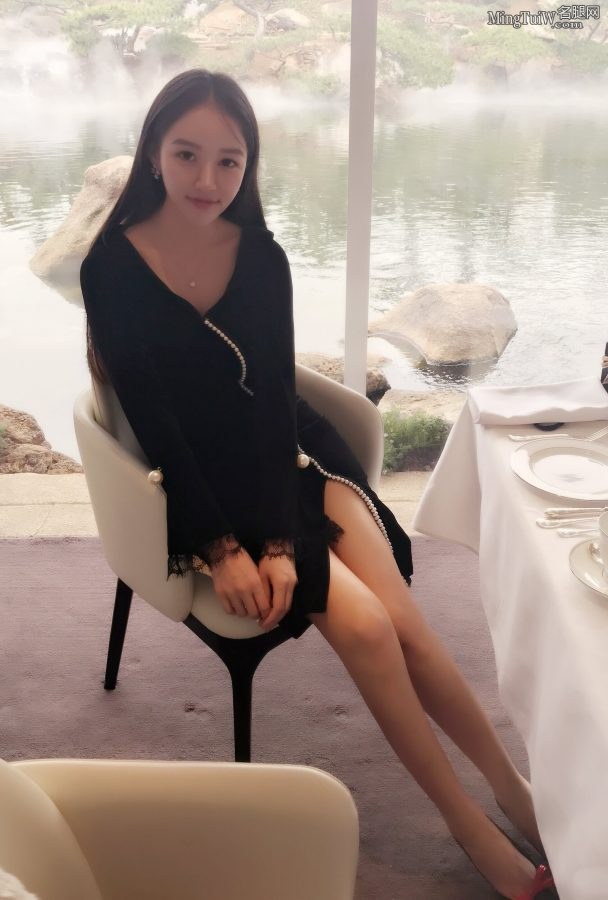 汽车之家美女主持人小存存的纤细美腿(1/2)