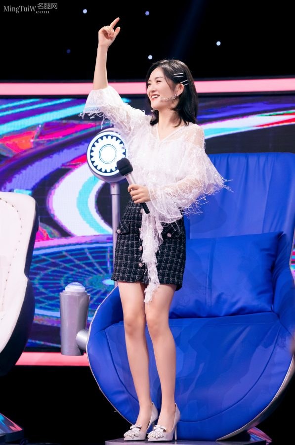 Xie Na holds the microphone and sits elegantly in the audience, full of energy on the stage(3/9)