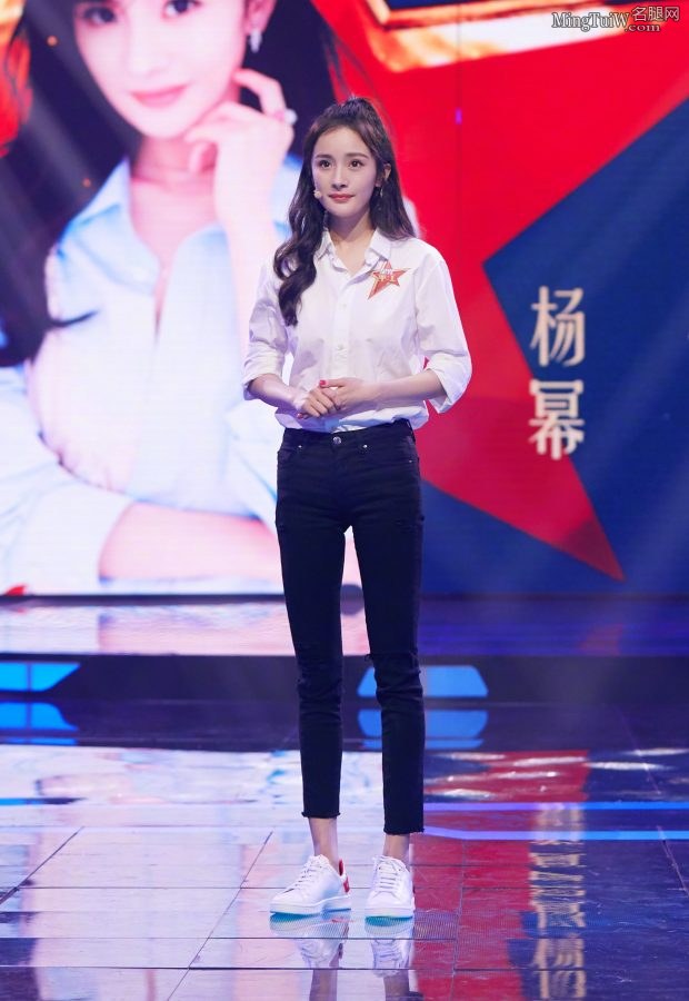 杨幂的紧身牛仔裤展露纤细美腿和圆润小屁屁(11/14)