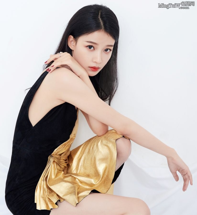 小仙女孙怡这双美腿又细又长爱了爱了(5/7)