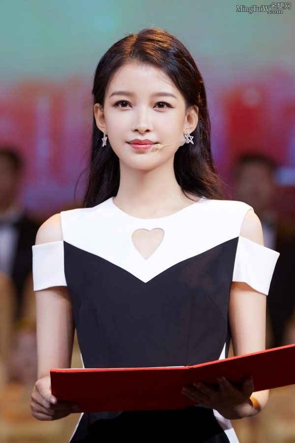 女神孙怡脚穿细高跟露出鞋底(6/8)