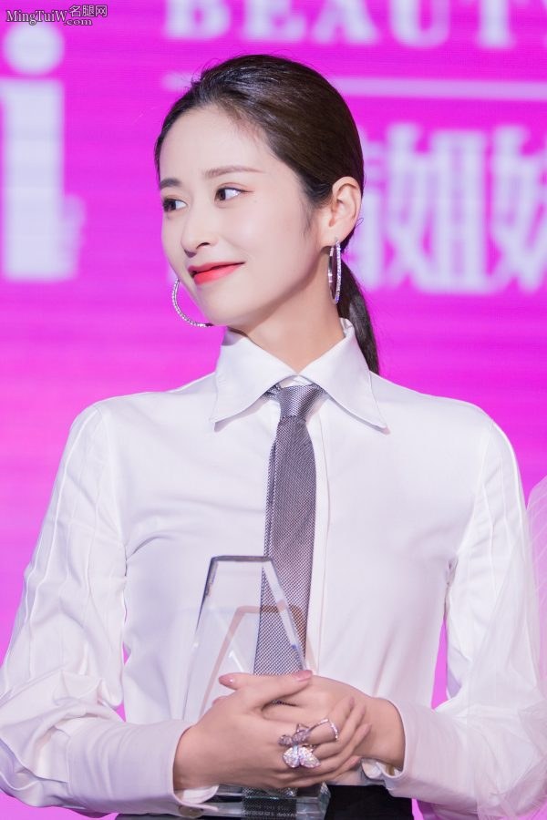 优雅率性的小姐姐颖儿长裙里面有乾坤(3/6)