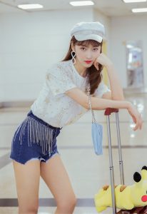 宣璐穿紧身牛仔热裤脚穿古驰短皮靴 两条大腿太好看
