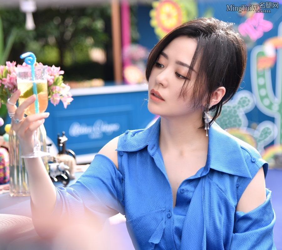 张靓颖脚踩凉高跟出席商业活动 伴舞的小姐姐们腿不错(7/8)