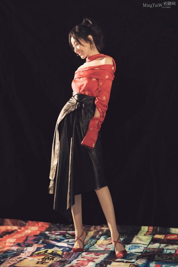 闫妮脚踩红色尖头高跟鞋拍写真显女人味(5/7)