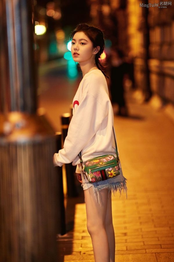 夜拍赵今麦的牛仔短裤白腿(2/4)