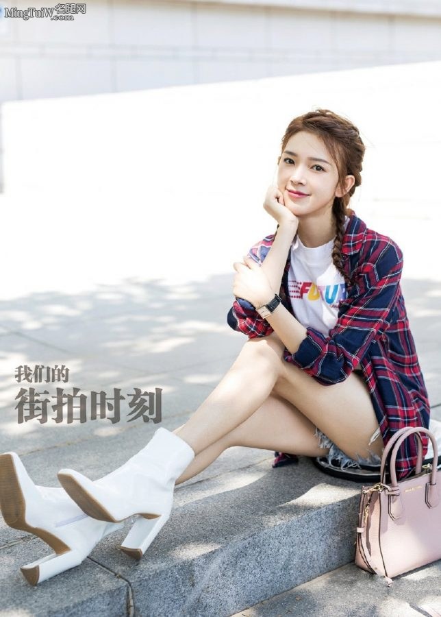 陈瑶美腿穿白色短靴坐在街边好靓(1/4)