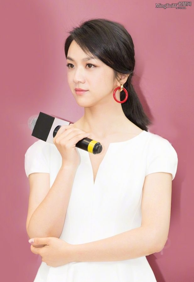 白衣女神汤唯脚踩尖头红高跟鞋亮相(3/4)