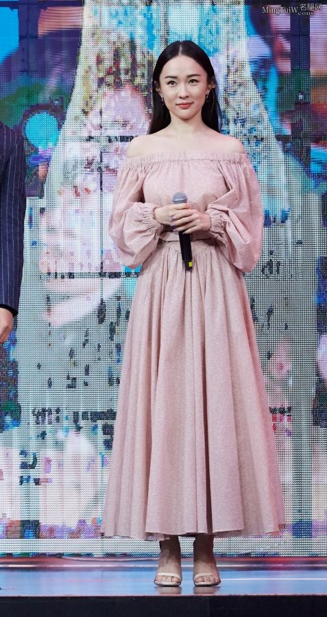 张天爱和霍思燕同台演唱 一个负责露腿一个负责露脚(2/11)
