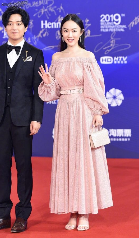 张天爱和霍思燕同台演唱 一个负责露腿一个负责露脚(9/11)