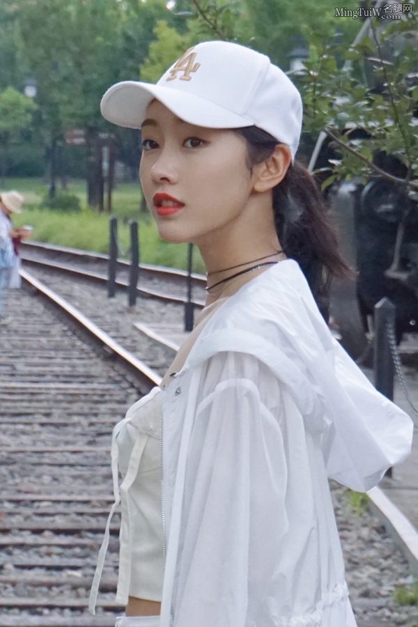 小可爱宣璐短裤美腿外拍最后还玩起了劈腿(8/17)