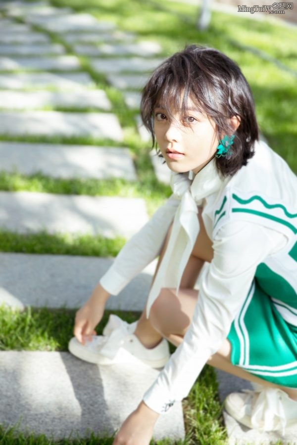 清新洒脱的女孩赵今麦田园风写真(6/9)