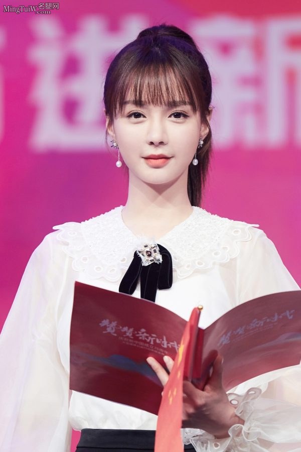 沈梦辰获新青年榜样艺人荣誉踩高跟凉鞋登台(5/9)