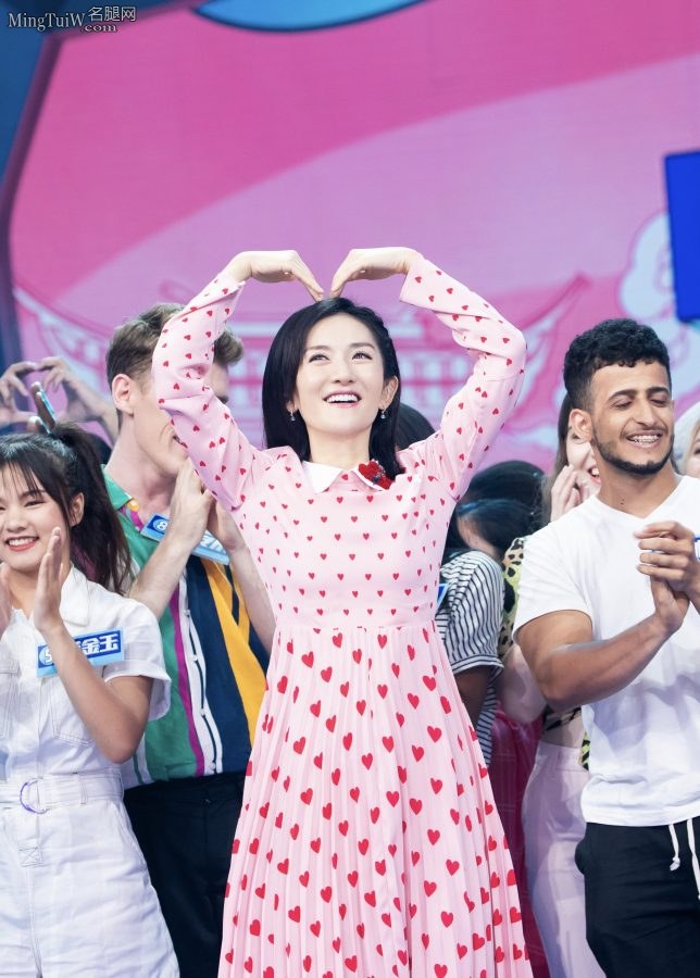 谢娜主持节目时身着心型长裙玉足踩凉高跟鞋(6/7)