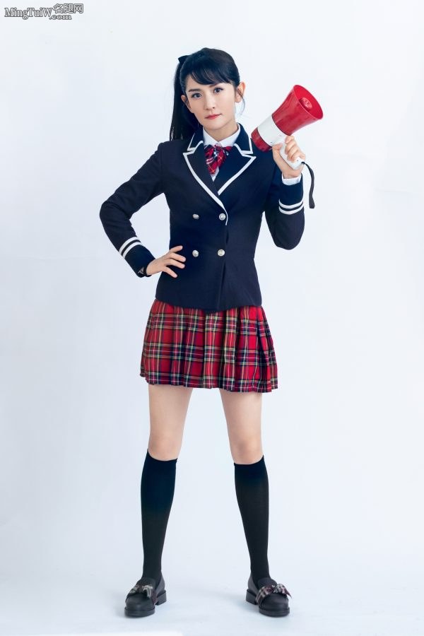 谢娜身穿校服棉筒袜俏皮灵动(1/12)