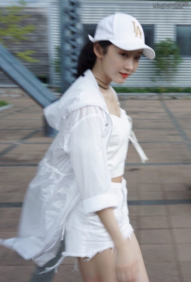 小可爱宣璐短裤美腿外拍最后还玩起了劈腿(13/17)