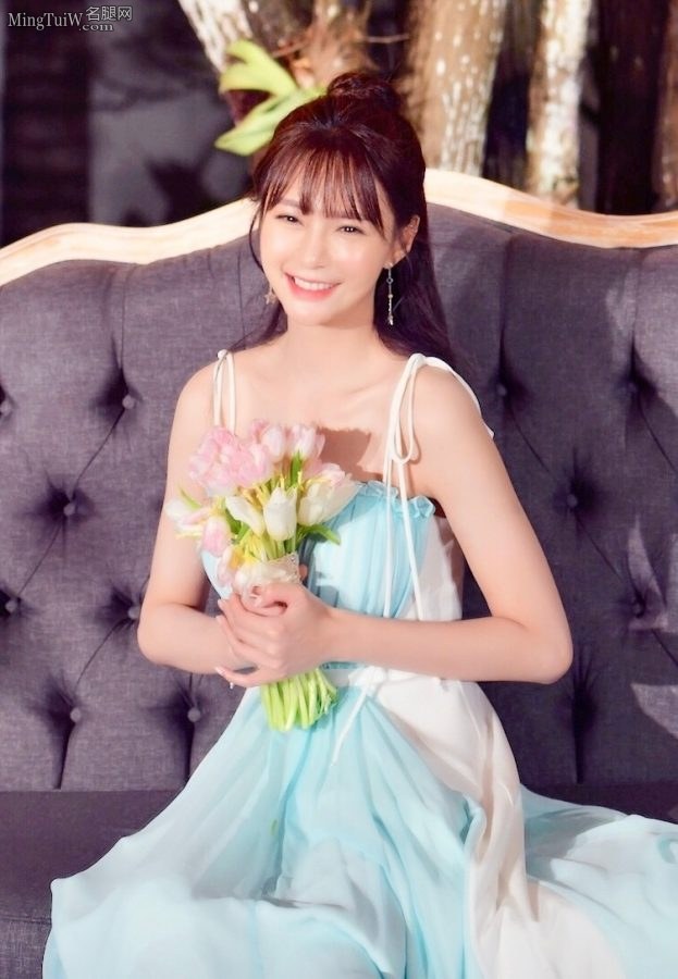 沈梦辰给颖儿当伴娘 大白腿抢了新娘的风头(4/9)