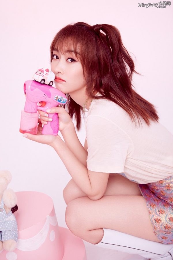 甜美粉红的少女宣璐小短裙白靴子露大腿(9/9)