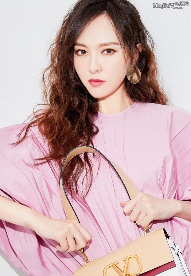 粉红女郎唐嫣纤细的美脚踩白色尖头高跟鞋(8/10)