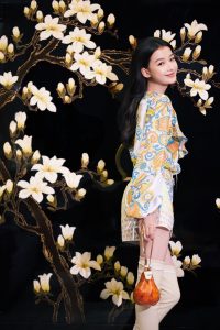 孙怡美腿穿过膝长靴跷二郎腿