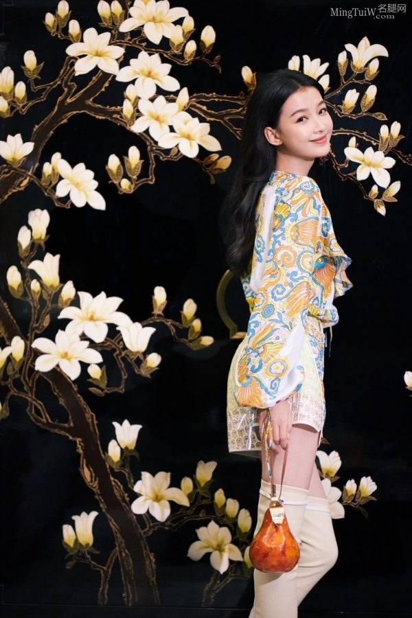 Sun Yimei wears knee-high boots and crosses her legs(12/14)