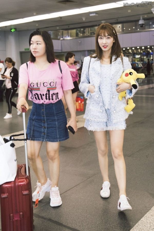 甜美的少女宣璐穿小白鞋在机场街拍照片(3/9)