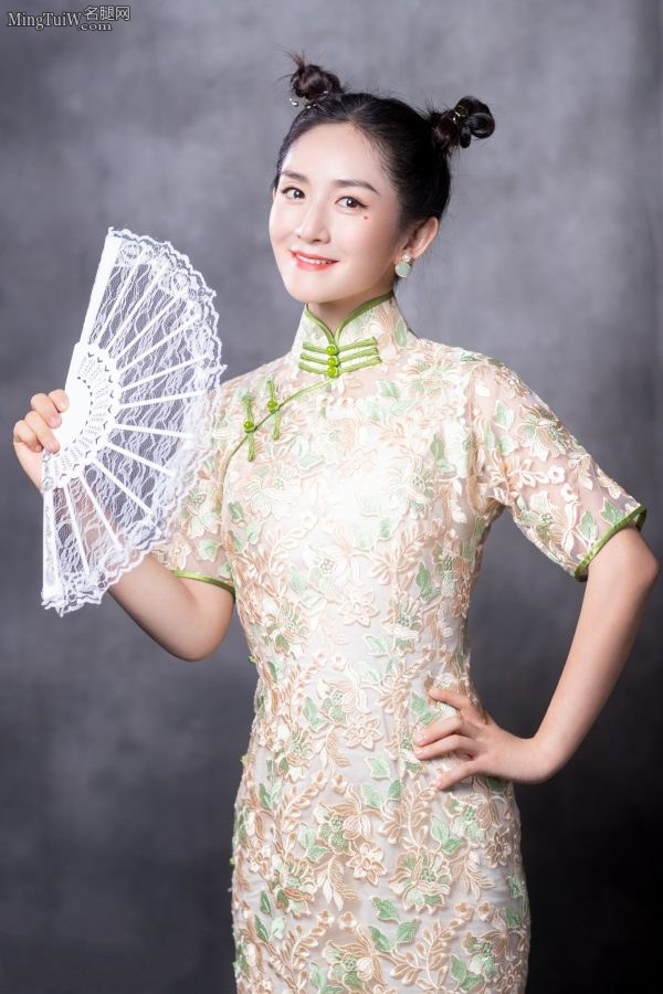 太阳女神谢娜丸子头身穿复古紧身旗袍(5/6)