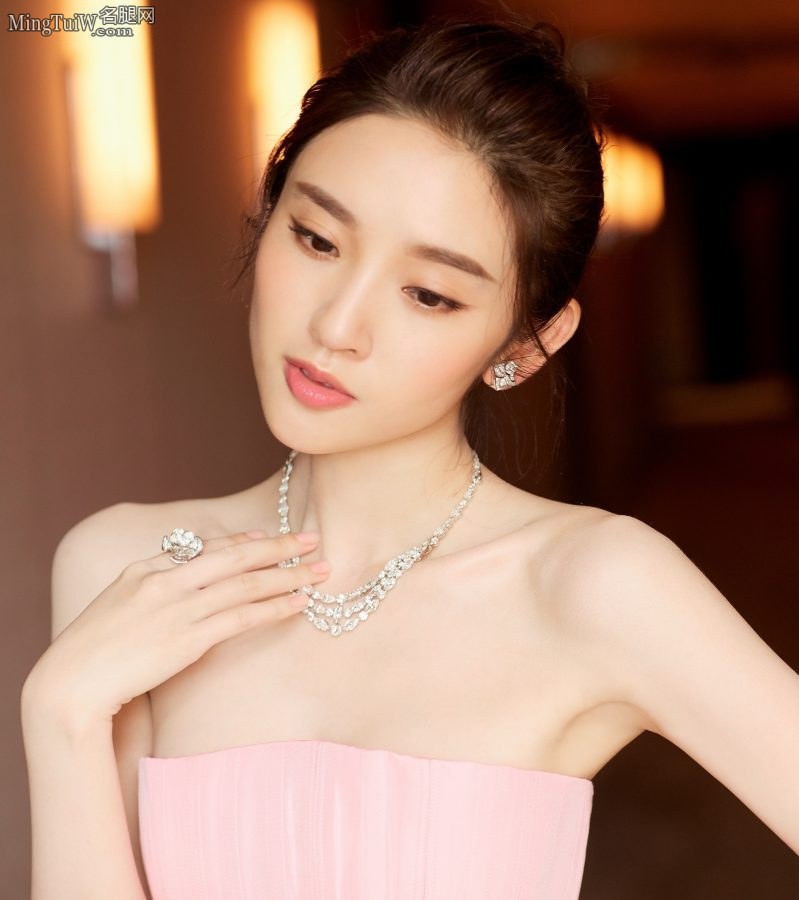 来一套唐艺昕的美脸香肩解解馋(4/12)