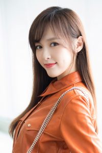 美腿小姐姐唐嫣拿起一支高跟鞋让你欣赏