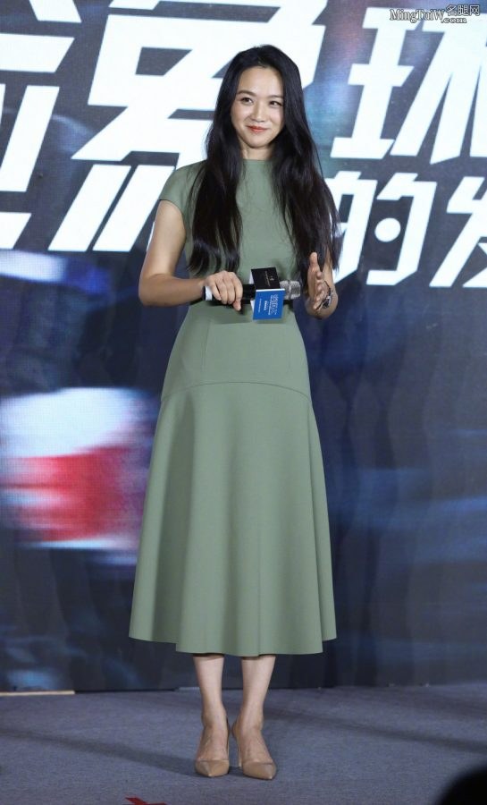 汤唯婚后穿细高跟鞋亮相 脚面上青筋凸起(3/4)