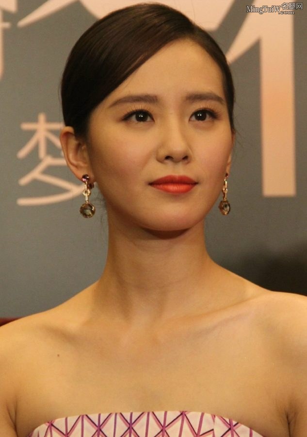 刘诗诗身着一些抹胸花裙夹腿接受采访(6/12)