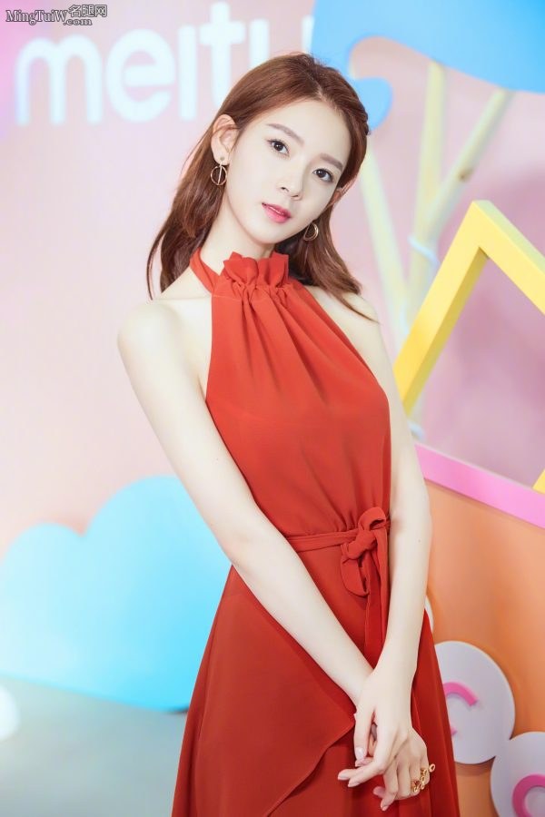 红红火火陈瑶一袭红色纱裙露光滑美背(6/9)