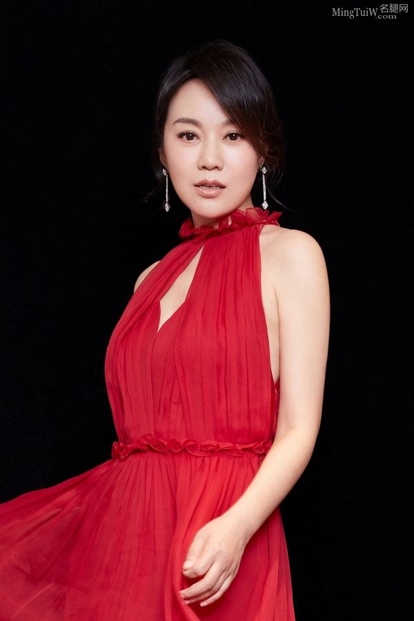 Yan Ni wore a red dress and cool high heels.(6/9)