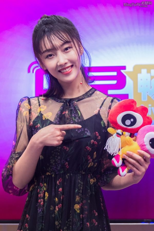 小仙女宣璐薄纱透出光滑玉腿 可惜没有照到脚(4/9)